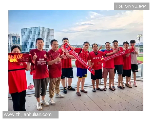 男球迷冲入足球场抱住球星激动不已 安保迅速赶到场内维持秩序